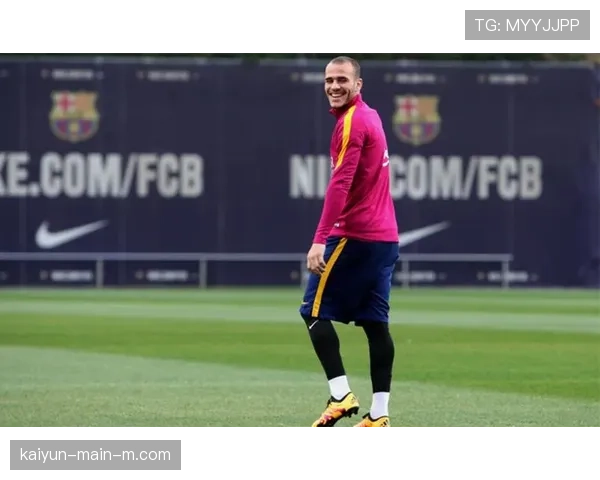 巴萨肋部渗透战术，边锋拉宽结合中场前插形成多打少